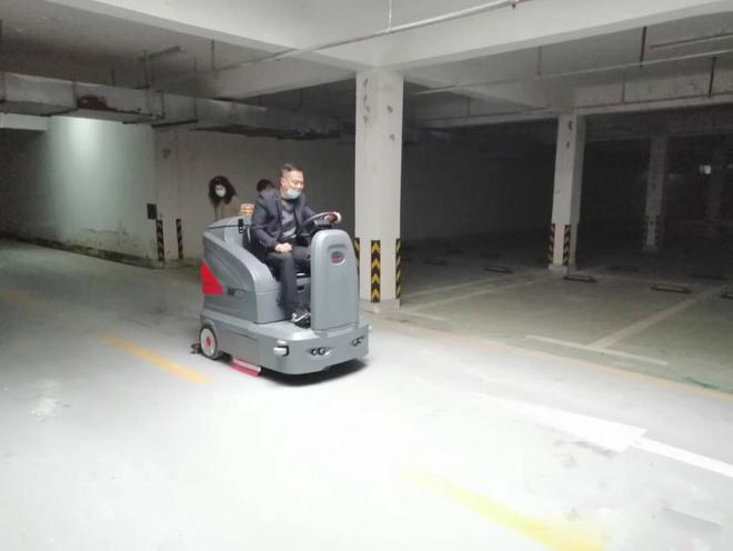 无锡小区物业保洁不用人力改用驾驶式洗地机了
